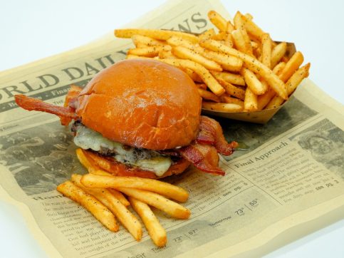 Tom-Bergins-Ole-horseshoe-Burger-in-Irish-Pub-Los-Angeles-downtown